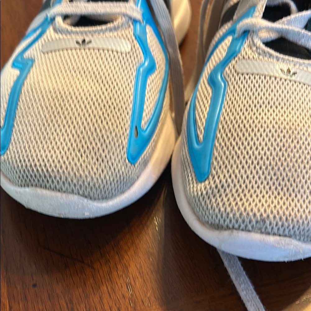 Adidas Sneakers with Blue and Pink Highlights - Picture 9 of 11
